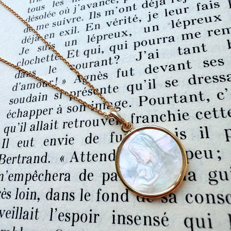 medaille de bapteme vierge mère nacre et or 18 carats maison laudate