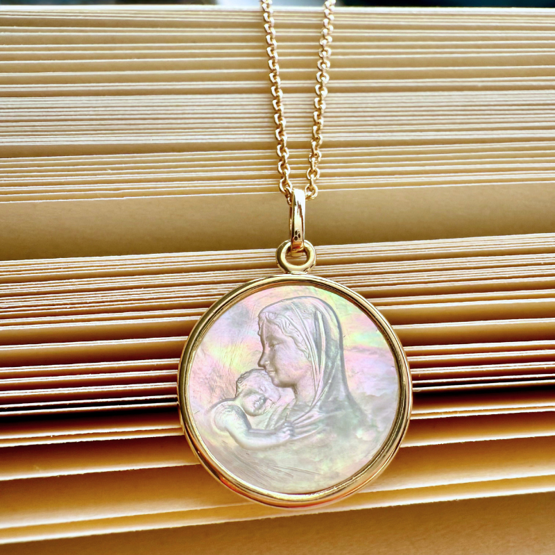 medaille de bapteme vierge mère nacre et or 18 carats maison laudate