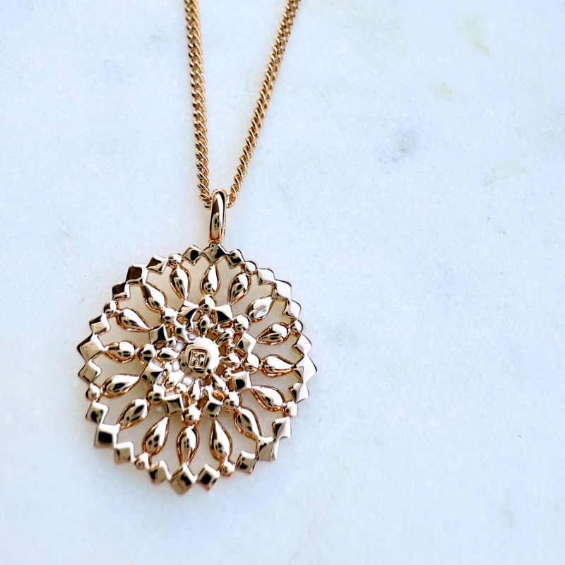 pendentif rosace ajouré plaqué or maison laudate