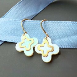 boucles d'oreilles croix romane nacre et or 18 carats maison laudate