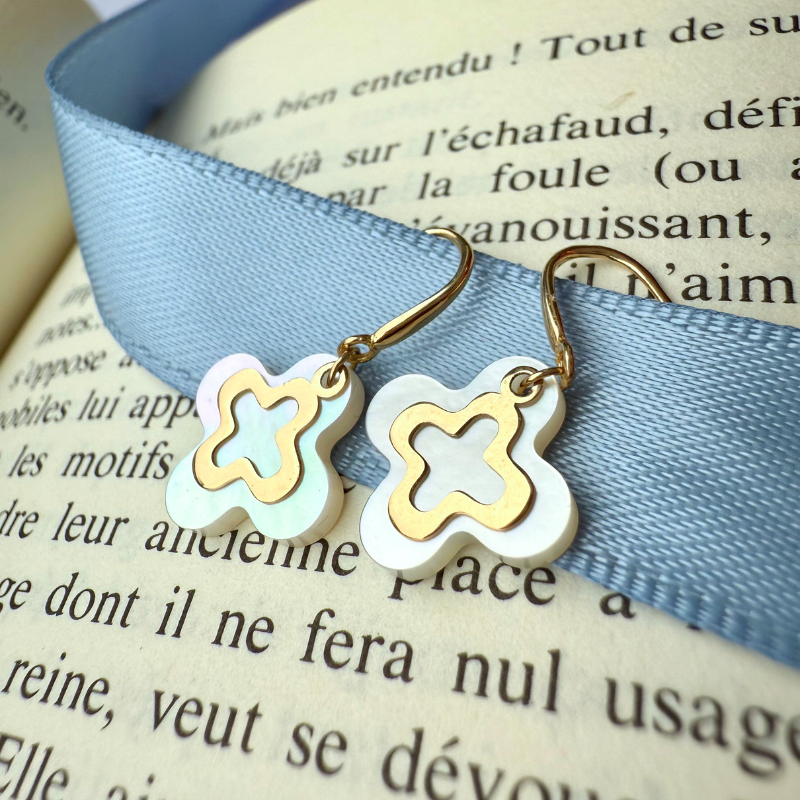 boucles d'oreilles croix romane nacre et or 18 carats maison laudate