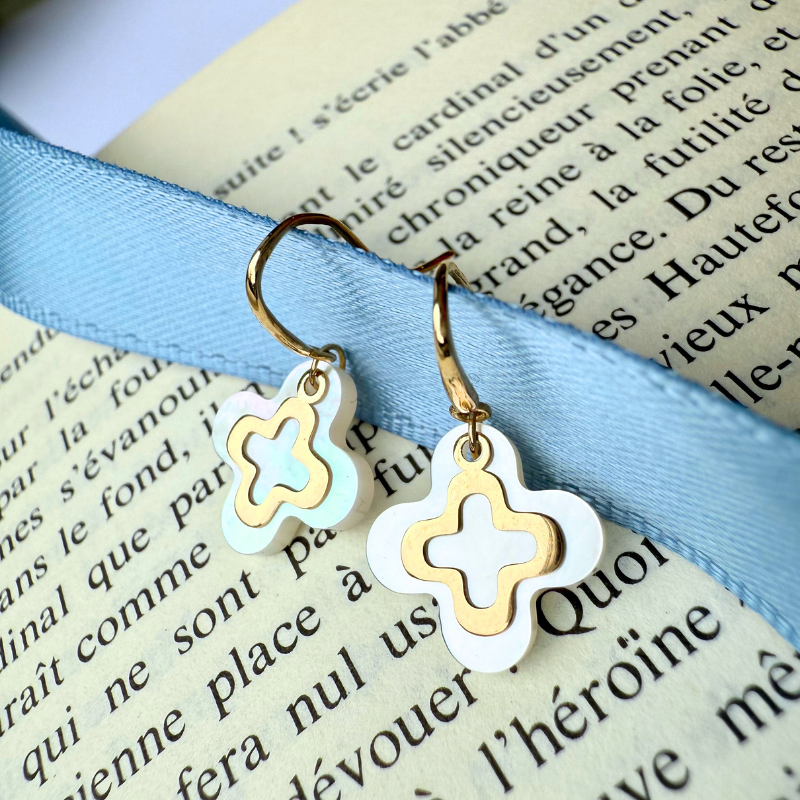 boucles d'oreilles croix romane nacre et or 18 carats maison laudate