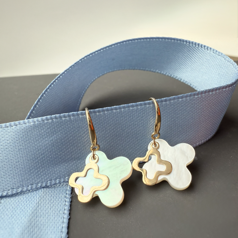 boucles d'oreilles croix romane nacre et or 18 carats maison laudate