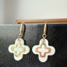 boucles d'oreilles croix romane nacre et or 18 carats maison laudate