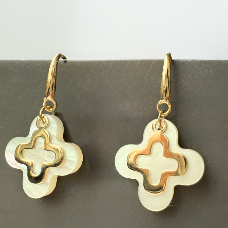 boucles d'oreilles croix romane nacre et or 18 carats maison laudate