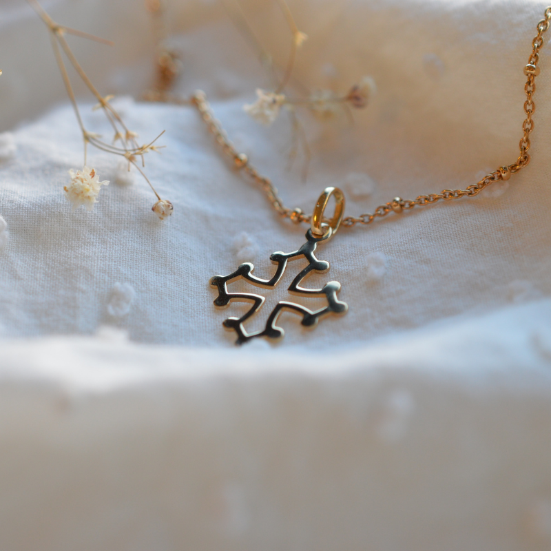 Croix Solidarité évidée en or jaune 18 carats - Maison Laudate