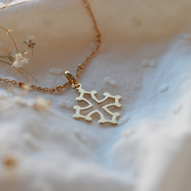 Croix Solidarité évidée en or jaune 18 carats - Maison Laudate
