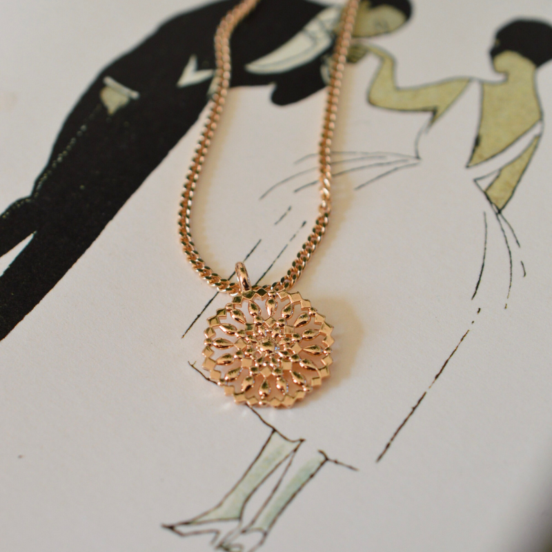 pendentif rosace ajouré plaqué or maison laudate