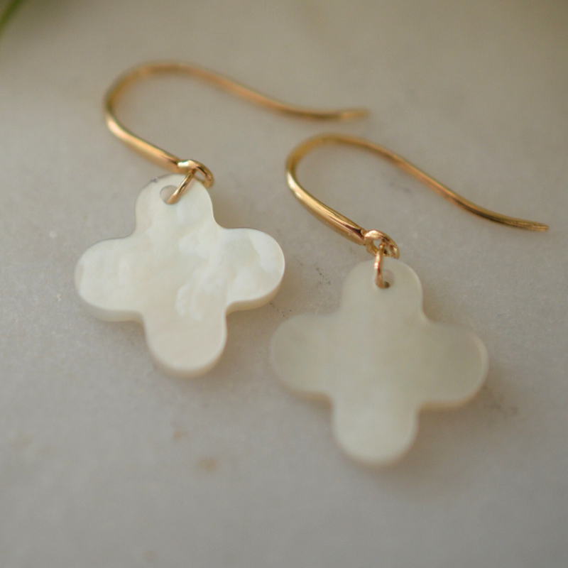 boucle d'oreilles croix romane nacre & or 18 carats