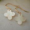 boucle d'oreilles croix romane nacre & or 18 carats