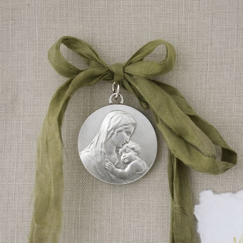 Vierge souveraine médaille de berceau