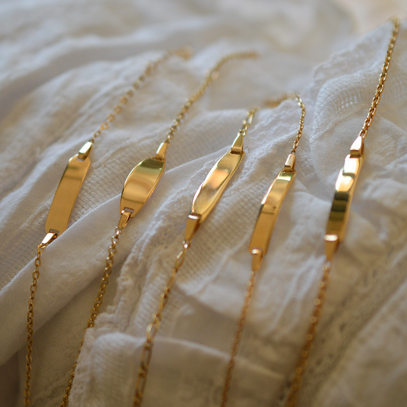 Gourmette para bebé ovalada en oro de 9 quilates - Grabado personalizado