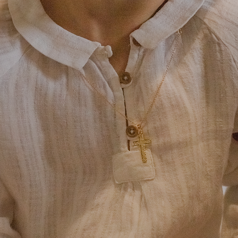 Colgante Cruz de Vidriera en Oro Amarillo de 18 Quilates - Maison Laudate