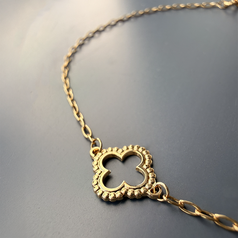 Pulsera Honorine Cruz Gótica Aportada Perlada - Oro de 9 Quilates