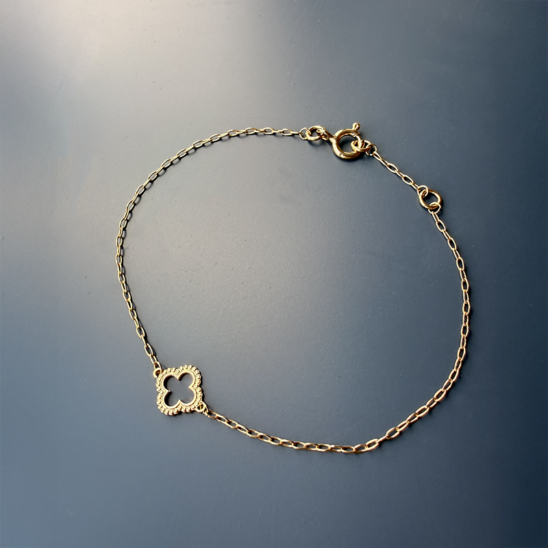 Pulsera Honorine Cruz Gótica Aportada Perlada - Oro de 9 Quilates