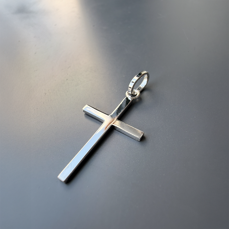 Crucifijo clásico de oro blanco de 9 quilates - Casa Laudate