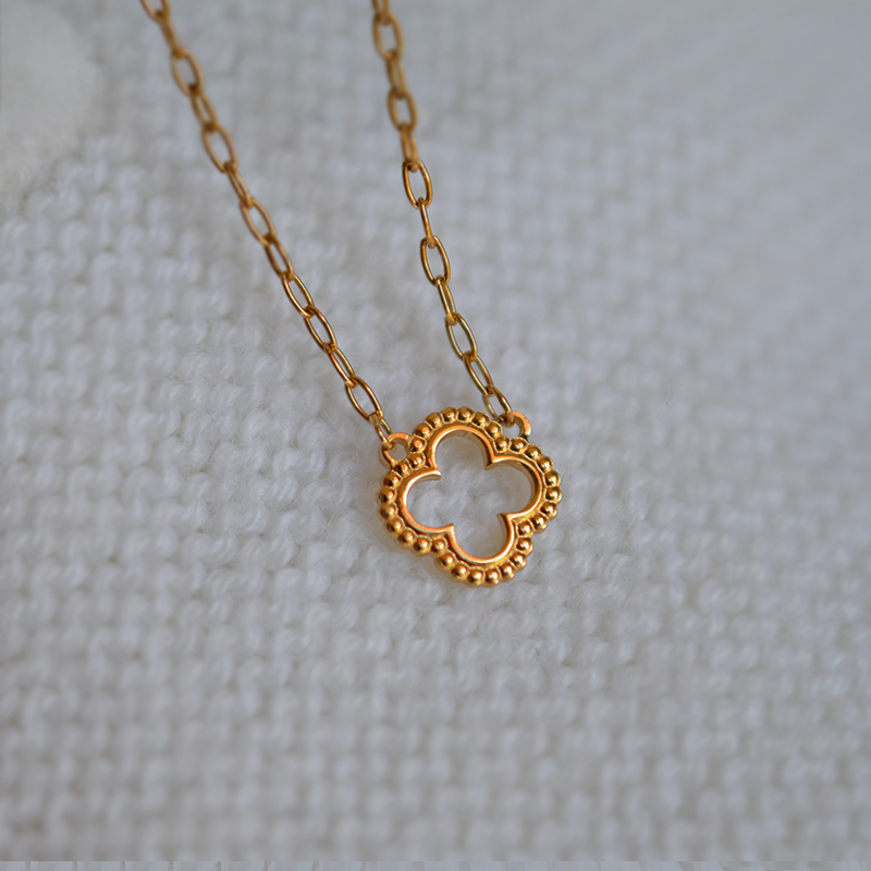 Collar Honorine Cruz Gótica Perlada - Oro Amarillo de 9 Quilates