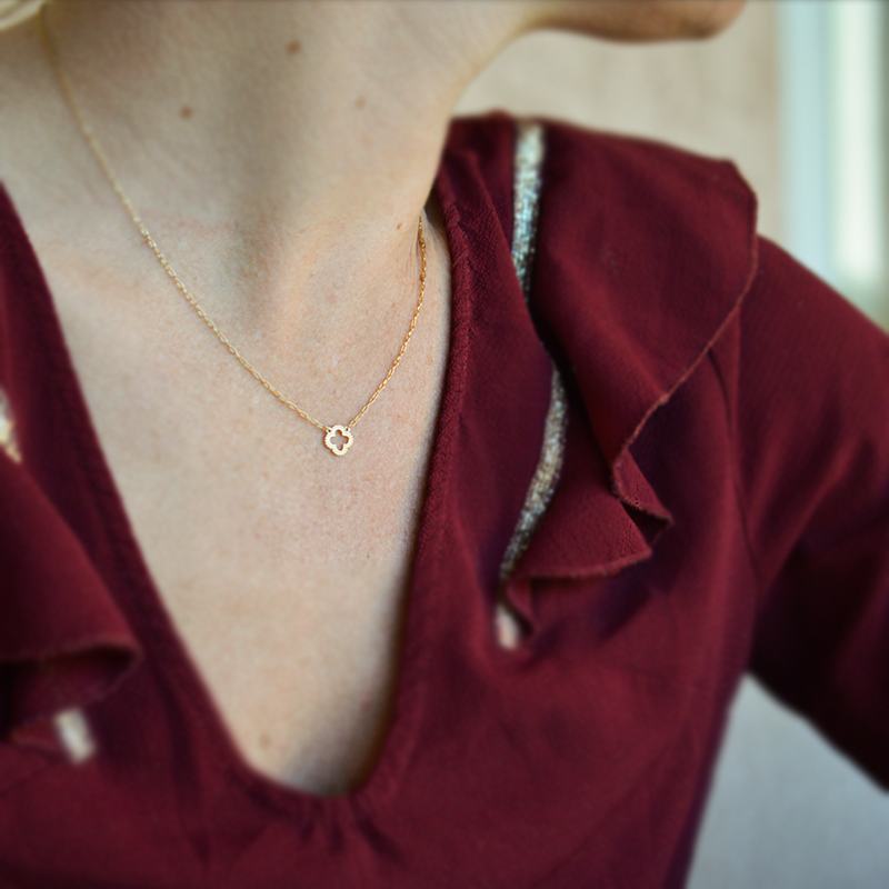 Collar Honorine Cruz Gótica Perlada - Oro Amarillo de 9 Quilates