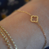 Pulsera Honorine Cruz Gótica Aportada Perlada - Oro de 9 Quilates