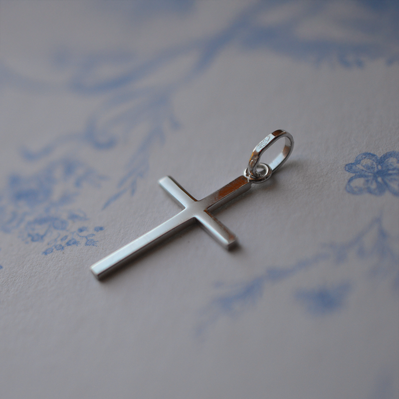 Crucifijo clásico de oro blanco de 9 quilates - Casa Laudate