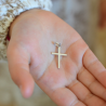 Crucifijo clásico de oro blanco de 9 quilates - Casa Laudate