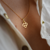 Mini pendentif croix entrelacée pour femme en or jaune 18 carats