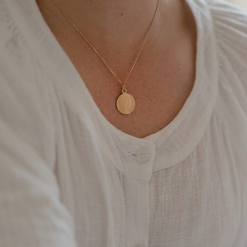 Medaille de bapteme :   Vierge Celeste en or jaune 18 carats - Maison Laudate